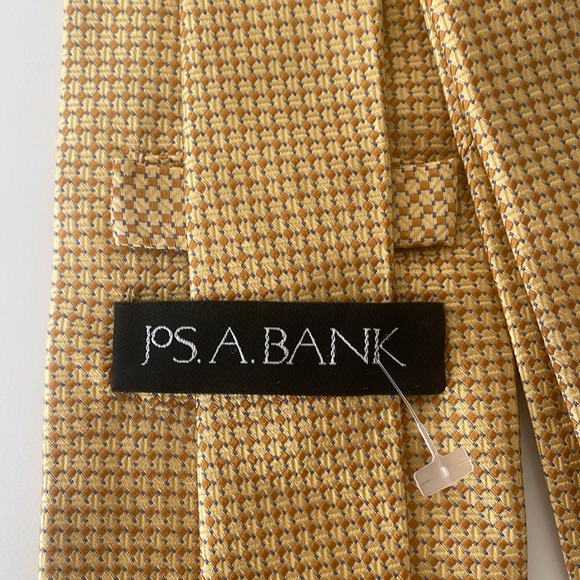 Yellow Jos. A. Bank Handsewn All Silk Mens Tie - Picture 5 of 6